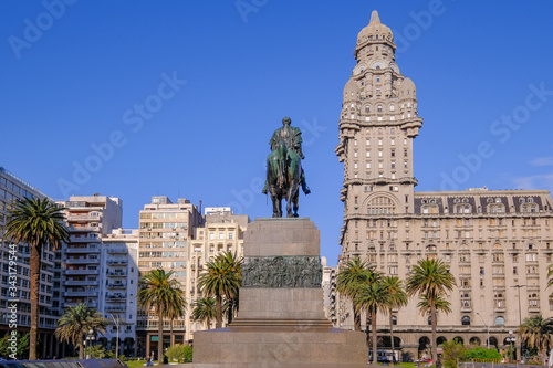 Photos Plaza Independencia Square with monument of General Artigas and the Palacio Salv
