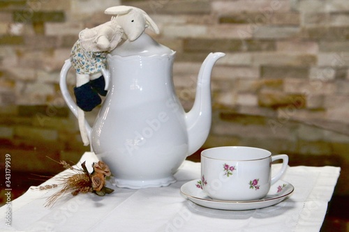 Φωτογραφία Teapot teacup and mrs mouse