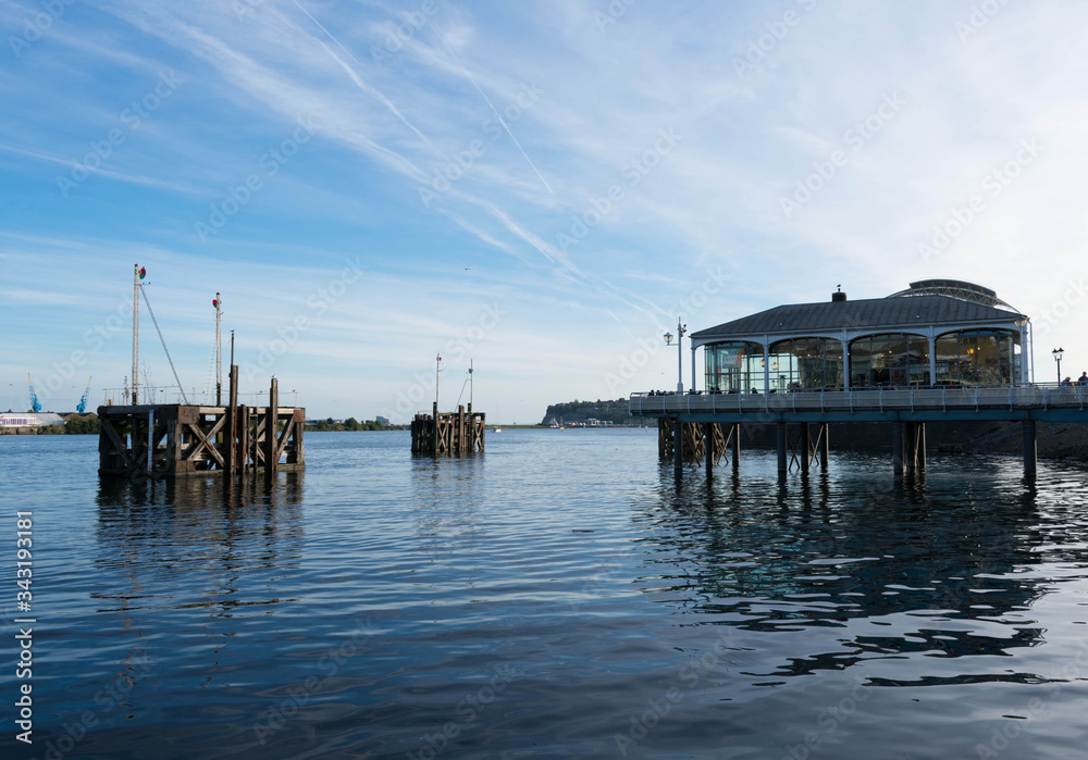 Obraz premium pier in the sea in Cardiff