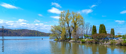 Fototapeta Naklejka Na Ścianę i Meble -  MacEachron Waterfront Park and the Hudson river