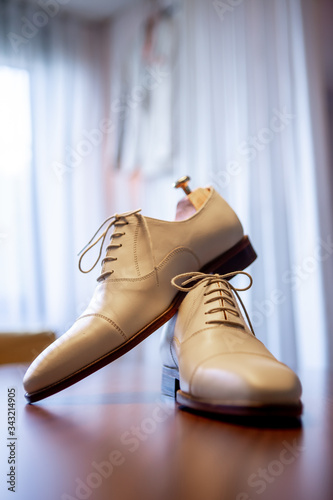 les chaussures blanches du marié