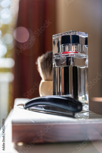La toilette du marié au premier plan, lame de rasoir, un parfum et une brosse à mousse a rasé