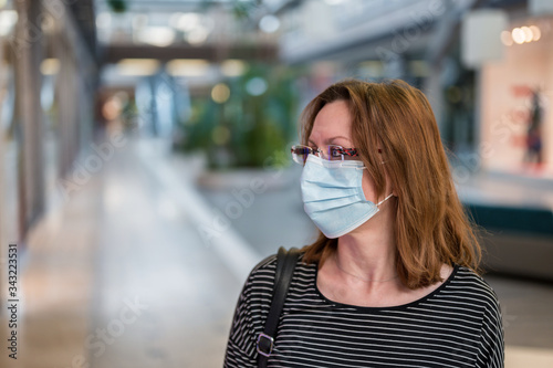 Portrait einer jungen Frau mit Atemschutzmaske als typisches Merkmal des Schutzes vor dem Coronavirus