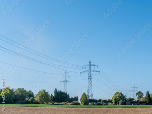 Strommasten einer Überlandleitung im Frühjahr
