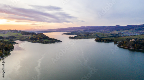 Jezioro czorsztyńskie i widok na tatry z lotu ptaka