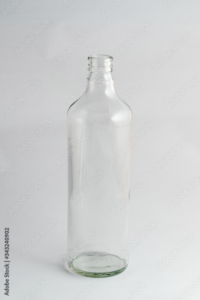 Botella de vidrio en fondo blanco Botella de vidrio en fondo blanco