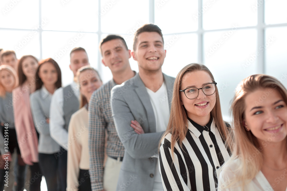 Obraz premium group of smiling young professionals standing in a row.