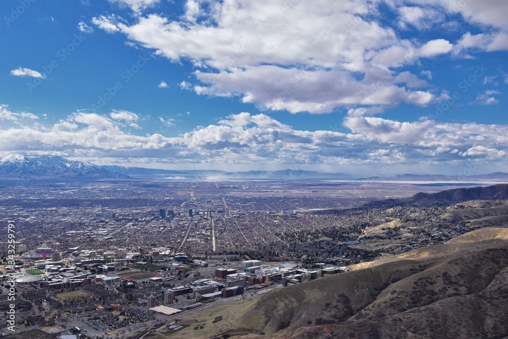 Obraz premium Salt Lake Valley and City panoramic views from the Red Butte Trail to the Living Room, Wasatch Front, Rocky Mountains in Utah early spring. Hiking view of trails around the University and Gardens and