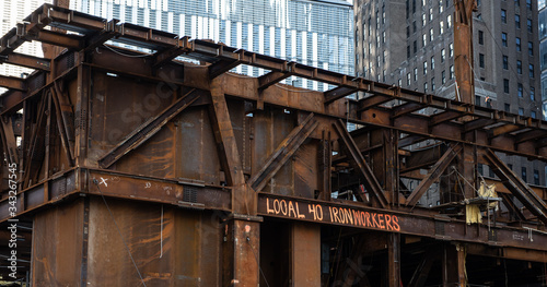 Foto New construction building near the Freedom Tower in New York City, spray painted with Local 40 Ironworkers