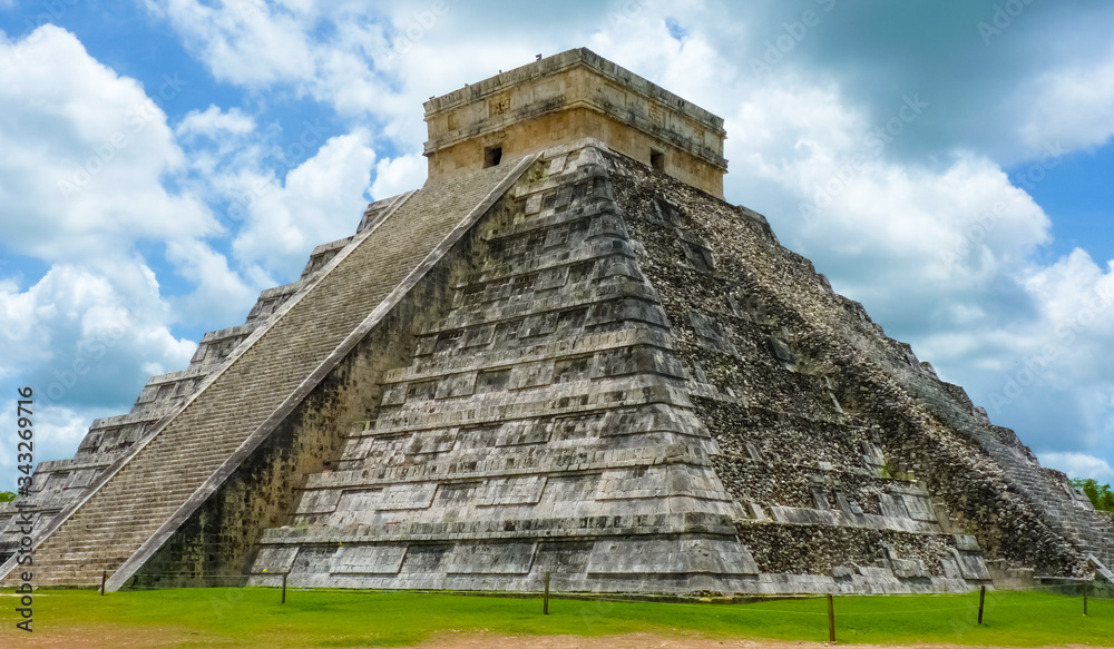 Kukulkan pyramid in Chichen Itza on the Yucatan Peninsula, Mexico