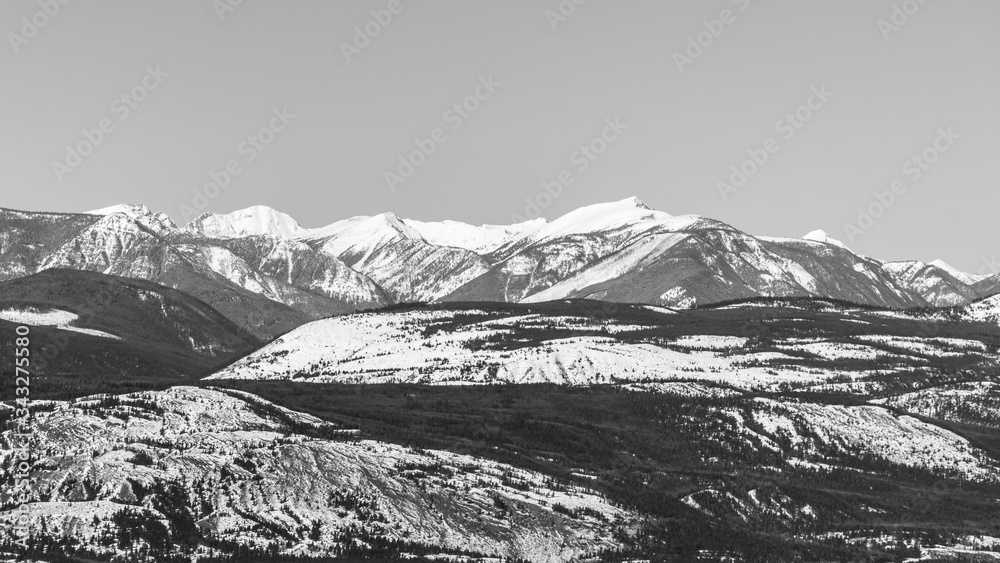 Obraz premium black and white Panoramic of the rocky mountains in british columbia Canada.