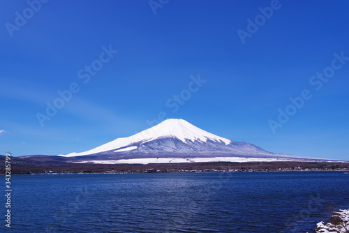 山中湖畔から望む富士山と青い空