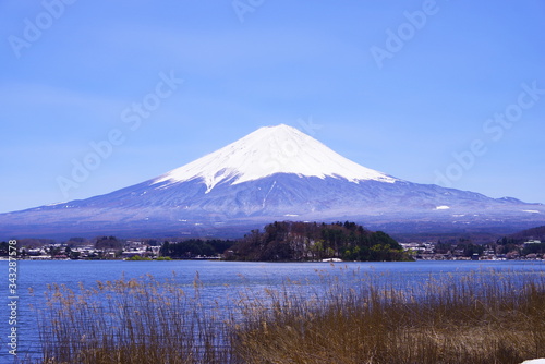 河口湖畔から望む富士山と青い空 