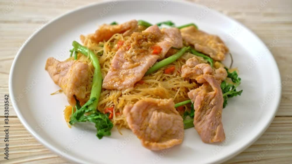 Stir-fried rice vermicelli and water mimosa with pork Stir-fried rice vermicelli and water mimosa with pork