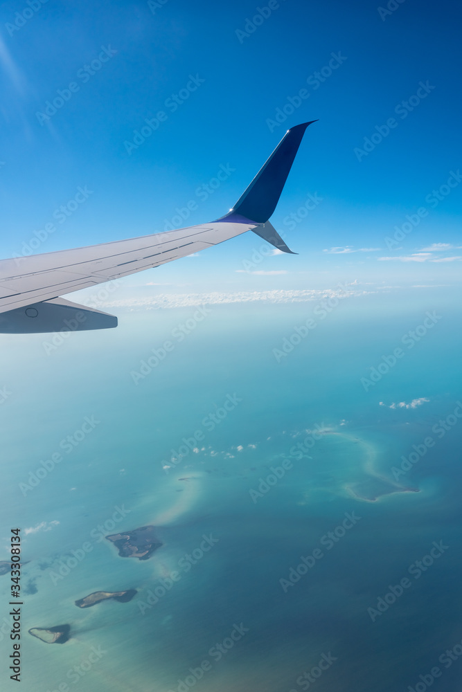 Naklejka premium Plane over turquoise sea with small islands. Cuba.