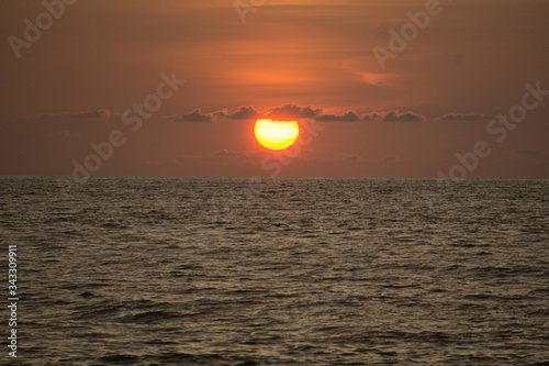 Atardecer - sol rojo cruzando el mar de mazatlan