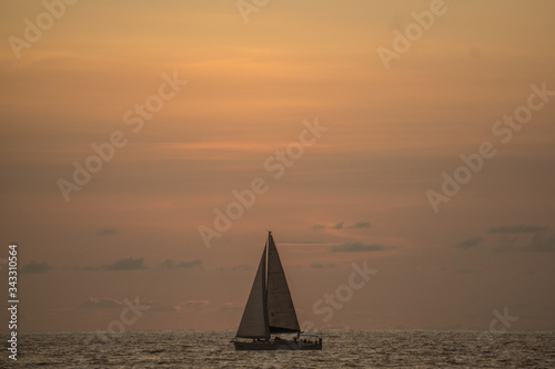Atardecer en el mar de Mazatlan cielo despejado con velero o barco y barco de vela