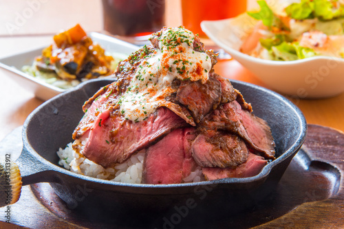 ローストビーフ丼