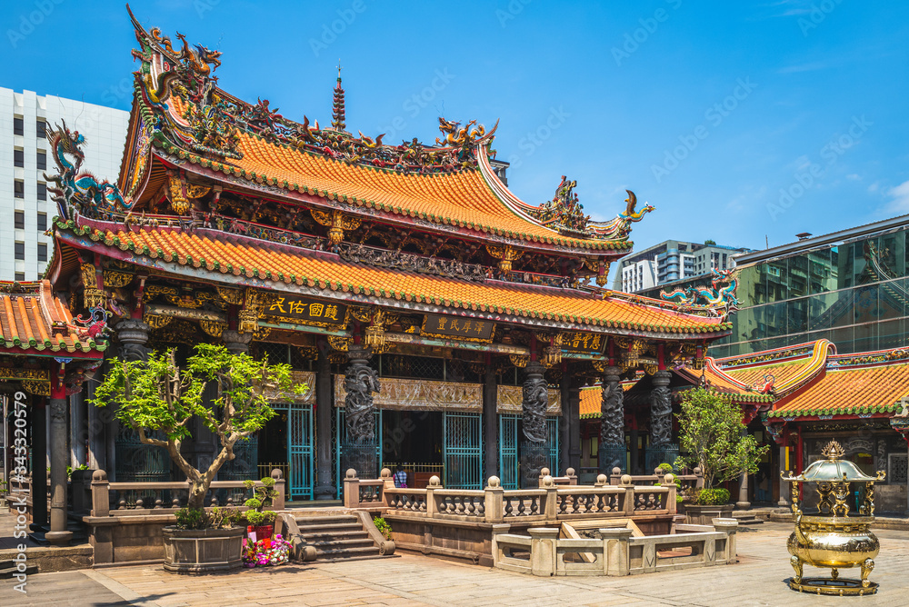 Fototapeta premium Lungshan Temple of Manka, built in Taipei in 1738 by settlers from Fujian during Qing rule in honor of Guanyin.