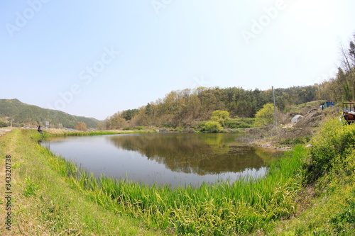 봄날 호수가의 아름다운 풍경 © 재봉 황