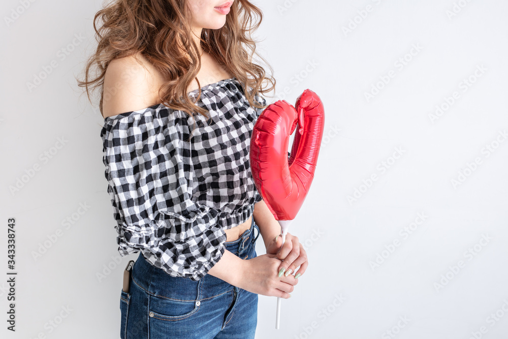 白背景に茶髪の巻き髪の綺麗なかわいい女性 私服 ファッション ハート woman hurt 白背景に茶髪の巻き髪の綺麗なかわいい女性 私服 ファッション ハート woman hurt