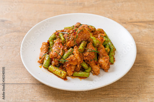 Stir fried pork and red curry paste with sting bean