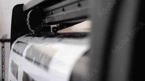 Vinyl cutter plotter machine and moving cutting head