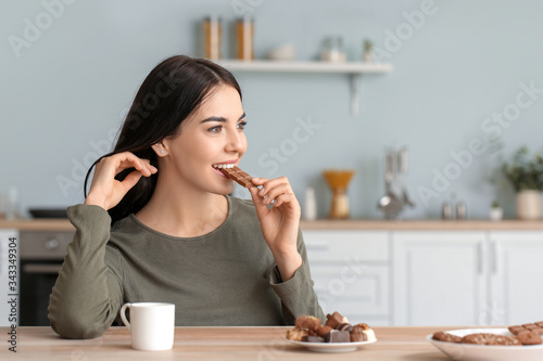 Beautiful young woman eatin...