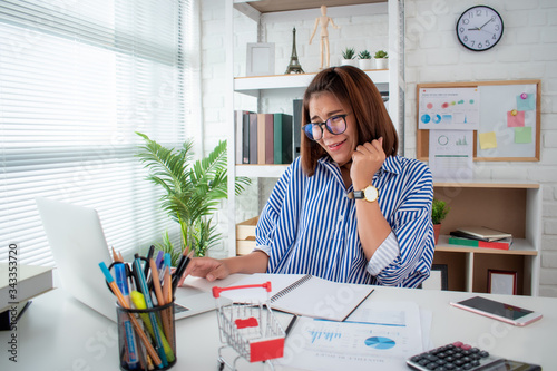 Fotografie Business women work hard to achieve goals and succeed in work.