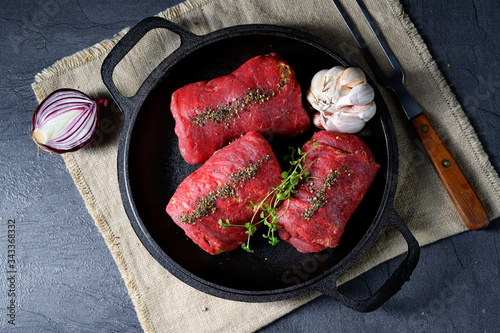 Fotografia raw beef roulades prepared for cooking