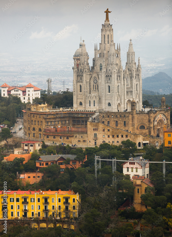 Fototapeta premium Expiatory Church of the Sacred Heart of Jesus mountain in Barcelona