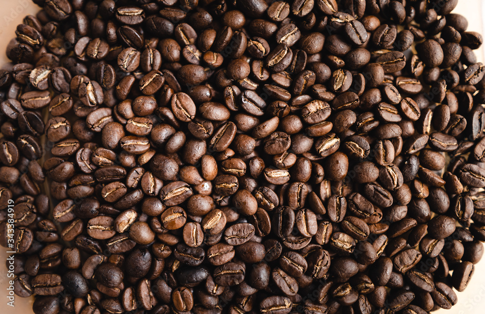 Obraz premium Dark roasted Arabica coffee beans in a box at home