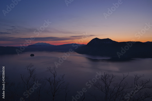夜明けの摩周湖。ミステリアスで美しい早朝の風景。阿寒摩周国立公園、北海道、日本。