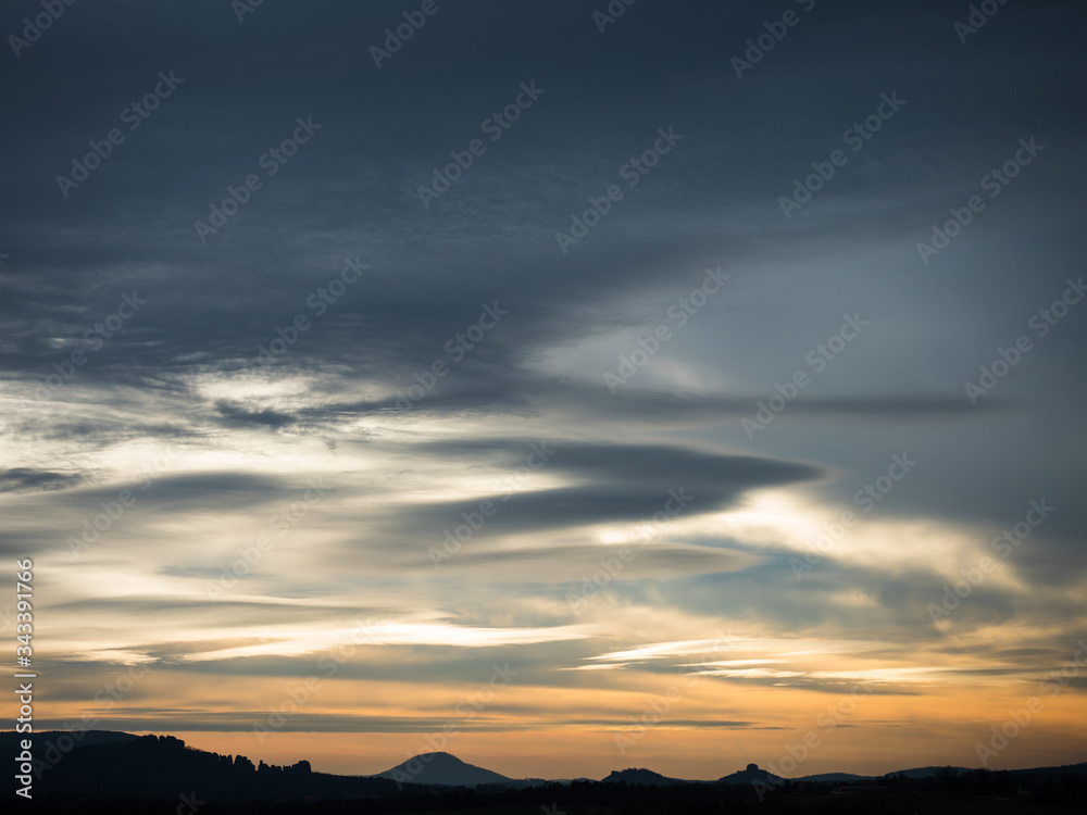 Sonnenaufgang in der Sächsische Schweiz mit einen mystisch und bedrohlich wirkenden Himmel.