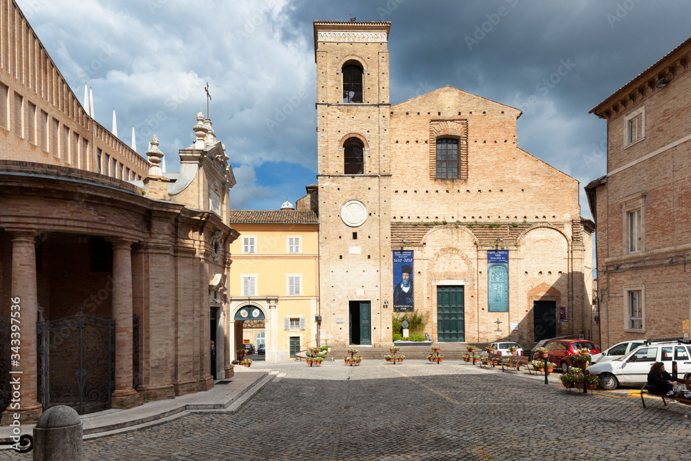 Macerata, Marche.. Piazza Strambi con la Cattedrale di San Giuliano
