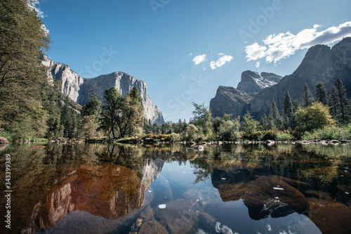 Fototapeta Naklejka Na Ścianę i Meble -  Yosemite lake surrounded by mountains