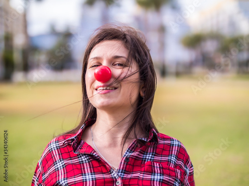 Foto happy young girl with a clown nose