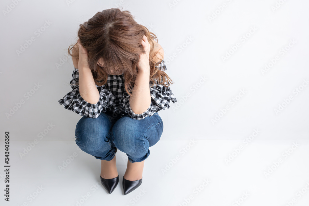 茶髪の綺麗な女性が座り込んで悲しんでいる 失業 失恋 事件 Sad Woman Spicy Stock Foto Adobe Stock