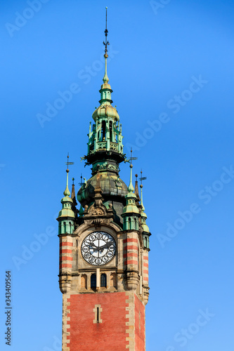 GDANSK, POLEN - 2017 AUGUST 25. Close up of the clock tower at Gdansk Glowny railway station in Poland.