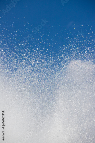 高速シャッターで撮った噴水の水滴と青空