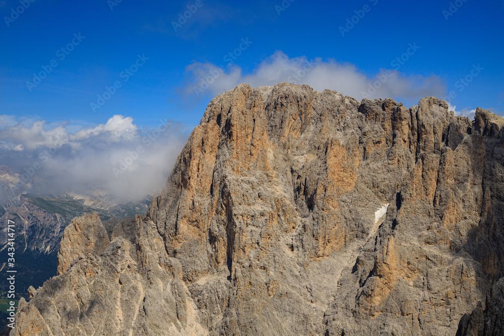 Fototapeta premium Sassolungo fotografato dalla cima del Sassopiatto, Dolomiti
