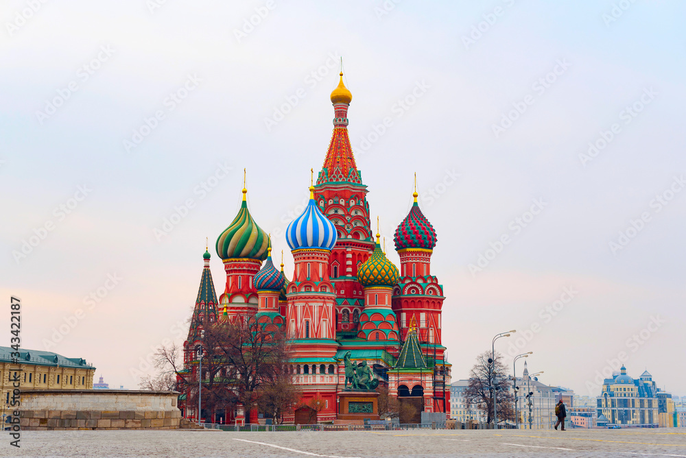 Fototapeta premium Empty Red Square and St. Basil's Cathedral in Moscow during the quarantine due to the coronavirus pandemic