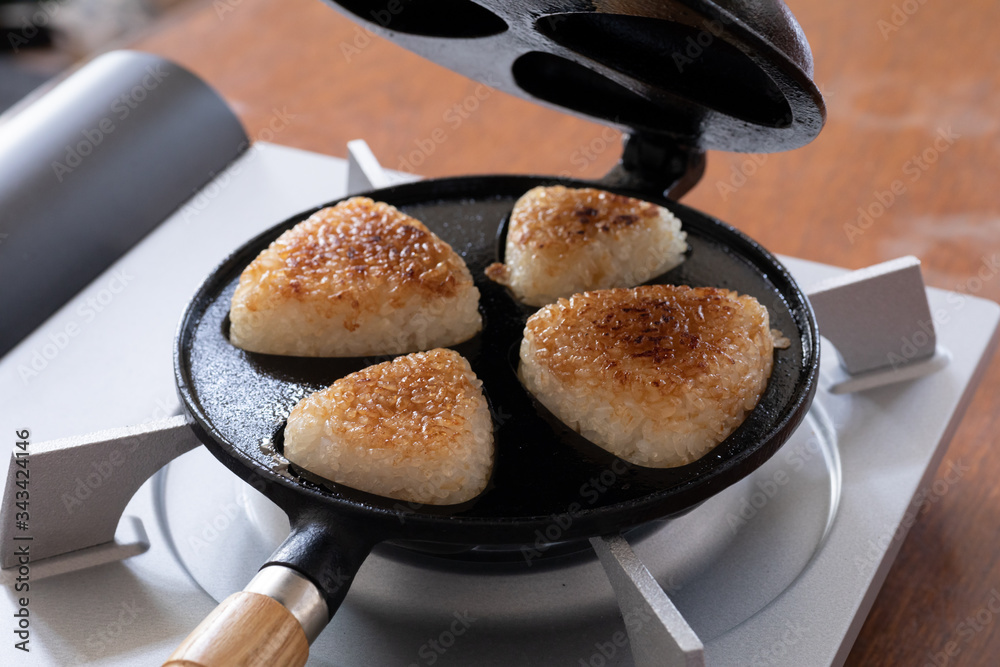 自宅で作る焼きおにぎり 焼きおにぎり器でおにぎりを焼いて完成した様子 自宅で作る焼きおにぎり 焼きおにぎり器でおにぎりを焼いて完成した様子