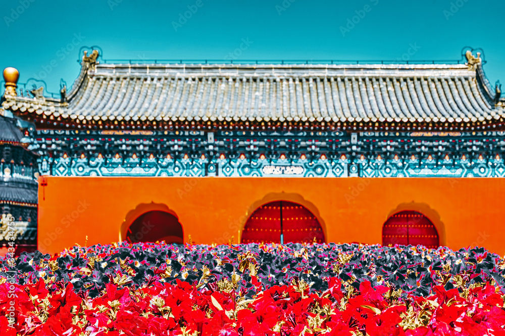 Φωτογραφία Famous Pagoda Temple near of Heaven in Beijing with flowers lawn.