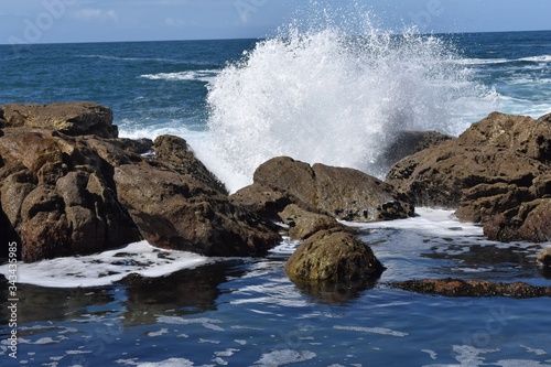 Fototapeta Naklejka Na Ścianę i Meble -  sea breaking on the rocks