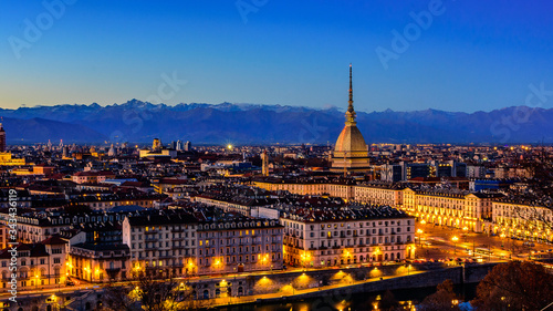 Vista su Torino al crepuscolo dal Monte dei Cappuccini