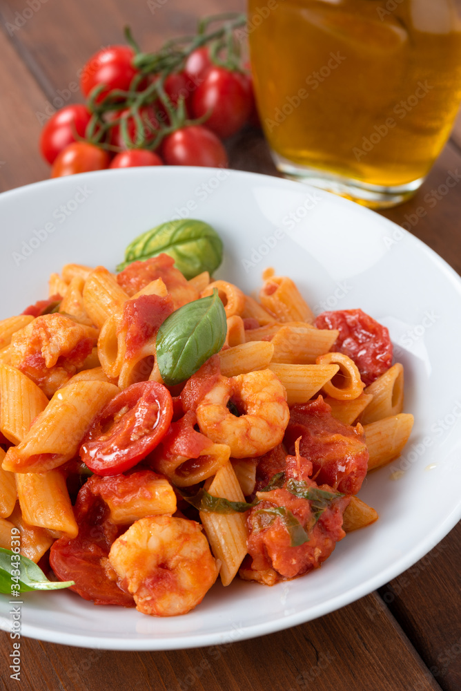 Deliziosa pasta con salsa di gamberi, pomodorini e basilico, Cucina Italiana Deliziosa pasta con salsa di gamberi, pomodorini e basilico, Cucina Italiana
