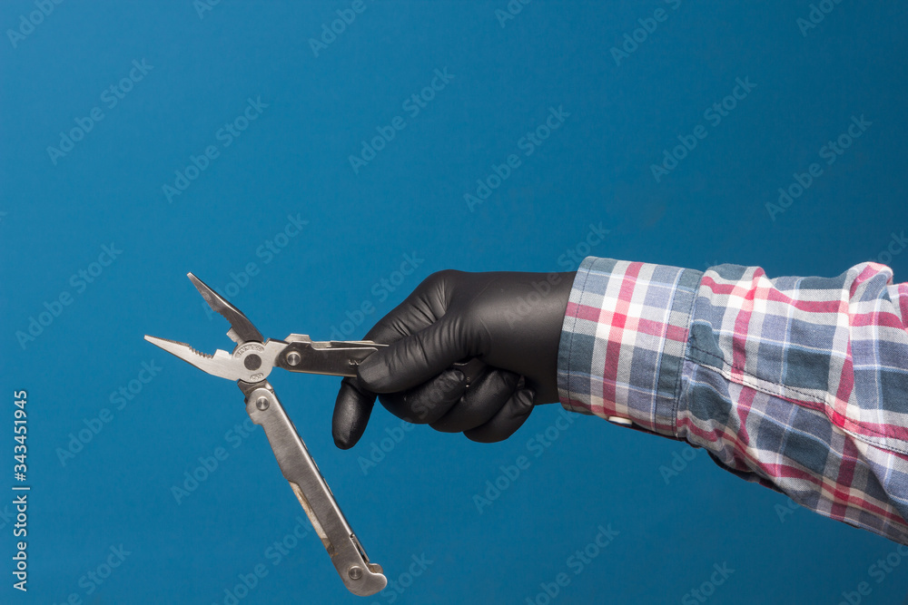 Obraz premium Multipurpose tool to get out of trouble at a certain time