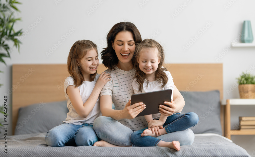 family are talking with friends family are talking with friends