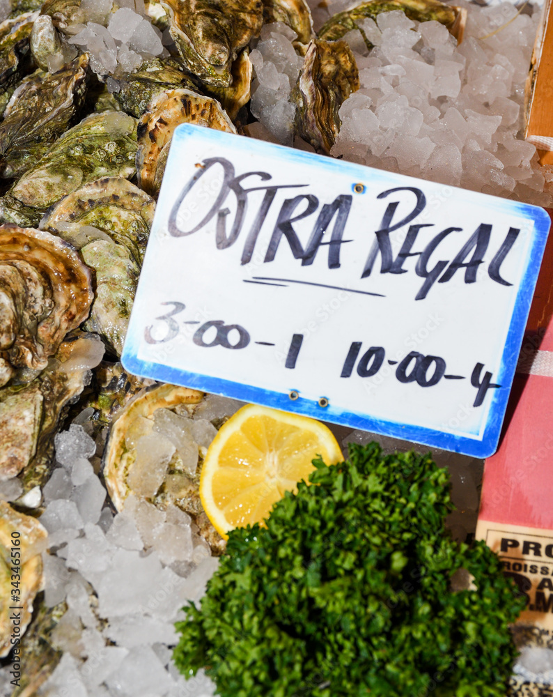 Naklejka premium Oyster pile for sale at the market
